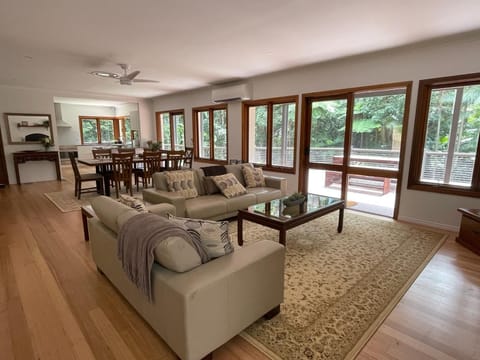 Lounge & dining area