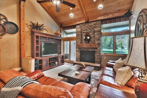 LIVING ROOM

