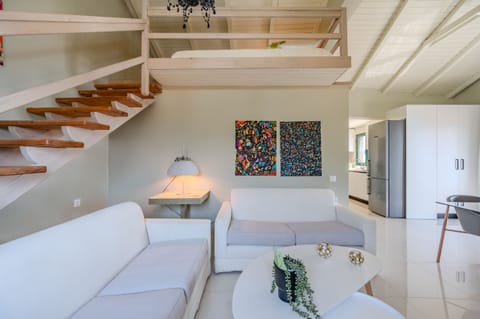 Gallery Apartment,near beach,shared pool, South Crete, Living room