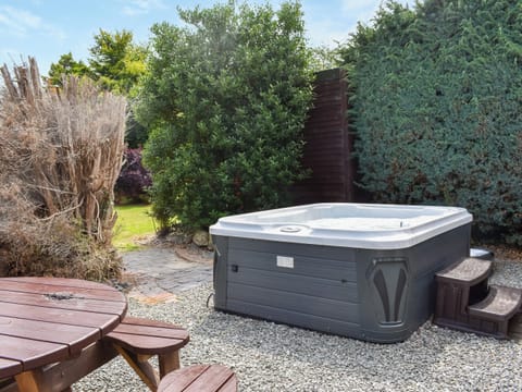 Hot tub | Tan Y Gaer, Aberystwyth