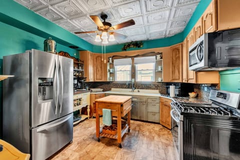 Cook with ease in the fully equipped kitchen, complete with modern appliances and everything you need!