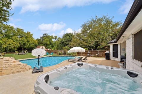 Amazing hot tub to relax and enjoy your stay