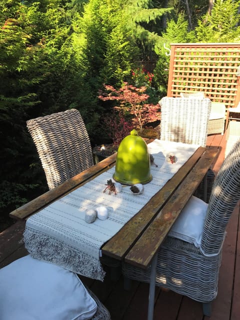 Outdoor dining for 6