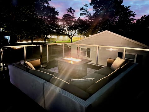 [Rooftop Patio] 
✨"Shambeau" your ultimate Titletown Getaway overlooking Lambeau Field!