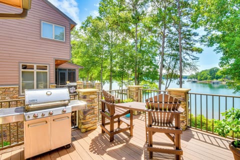 West Union Vacation Rental | 3BR | 4.5BA | 3,750 Sq Ft | 3 Steps to Enter