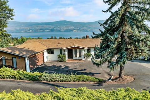 Welcome to the Gregory in West Kelowna! Panoramic views of Okanagan Lake. 
