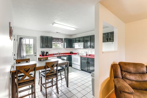 Dining Area | Dishware & Flatware Provided