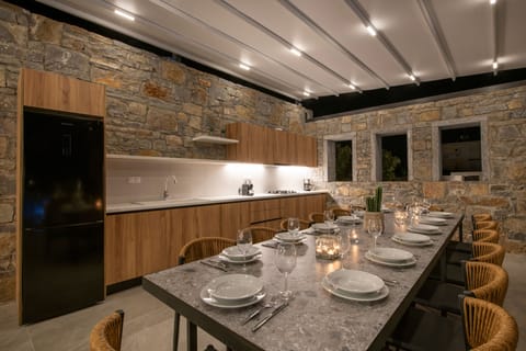 Enjoy romantic dinners in the al fresco dining area. 