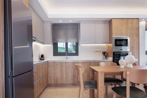 An aspect of the amazing kitchen and dining area. 