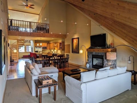 There is plenty of space for the whole family in this penthouse Grand Lodge.