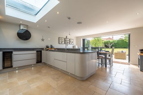 Guardian House, Burnham Market: Well-equipped kitchen area with sky light