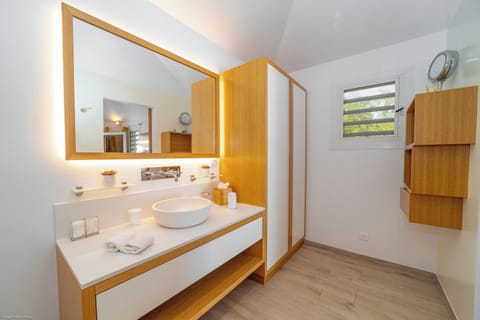 Located on the pool level. King size bed, air conditioning, HD-TV, Apple TV, iPod connection, safe, large dressing room. En-suite bathroom, 2 wash basins, shower. The bedroom opens onto the terrace. 