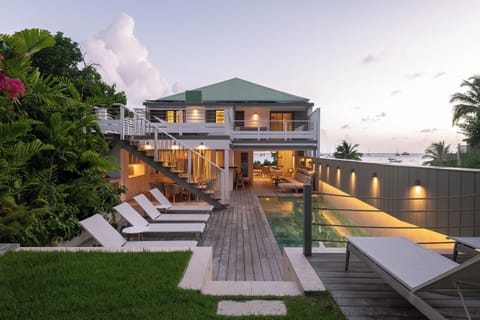 Modern and chic outdoor lightings.