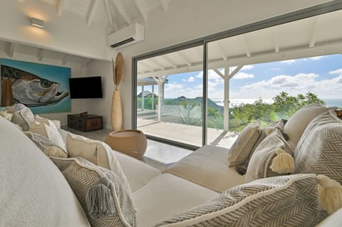 Expansive lounge area opening onto the terrace, facing the panoramic views. Air conditioning, HD-TV, Dish Network, Apple TV, Sonos Soundsystem. 