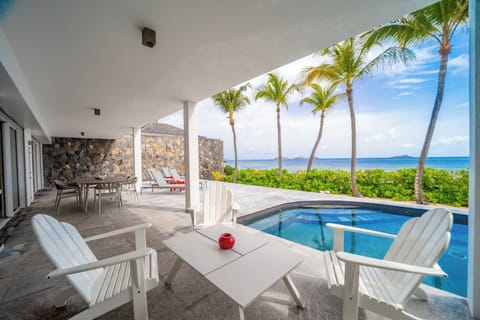 Nice pool with steps, expansive terrace with loungers and deck chairs. Gas barbecue. 