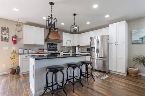 Cozy up to the bar for a quick lunch, a cup of coffee or tea, or to lend a hand in the kitchen. It's the perfect spot to enjoy a meal, watch those prepping food in action, or simply relax and chat while dinner is being prepared.