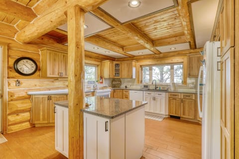 Fully stocked kitchen! Everything you need to prepare that favorite meal