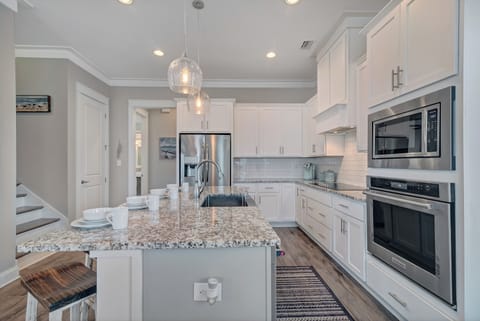 Spacious kitchen for the foodies to enjoy! Fully stocked for all your needs