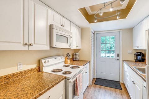 Kitchen | Trash Bags/Paper Towels