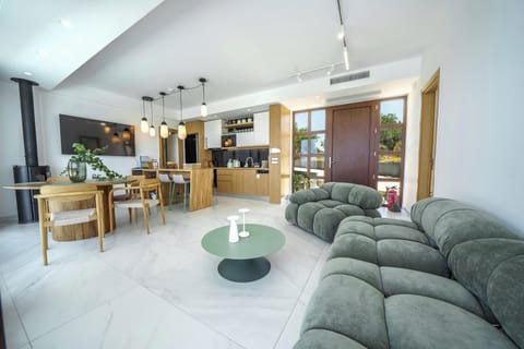 Dining area for up to 4 guests.