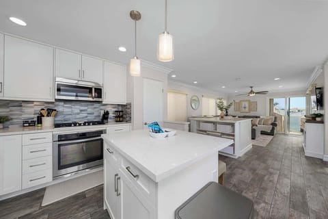 Stainless steel appliances, full sizes kitchen, open layout