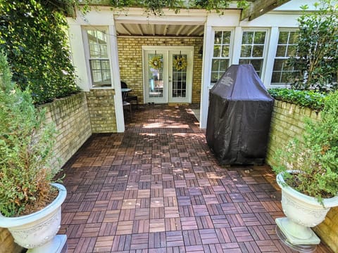 Beautiful garden Apartment with private entrance