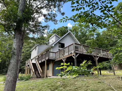 The Stargazer - spacious chalet on 5 acres with enormous wraparound deck