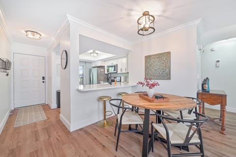 CIN5001 - Dining off the open kitchen with breakfast bar