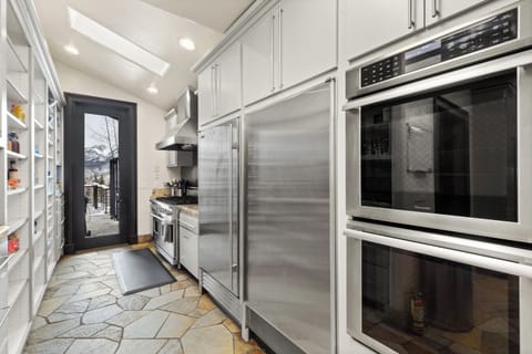 4.07-sundance-lookout-mountain-village-middle-floor-cooking-area2