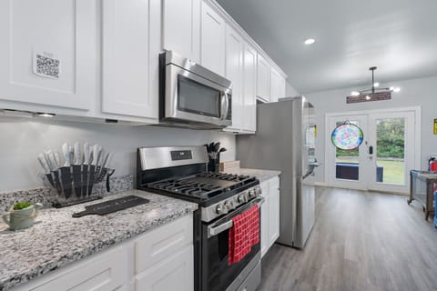 Fully equipped kitchen with all the necessary appliances to cook up a delicious meal!
