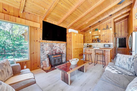 Oakhurst Vacation Rental | 2BR | 2BA | 1,114 Sq Ft | Stairs Required