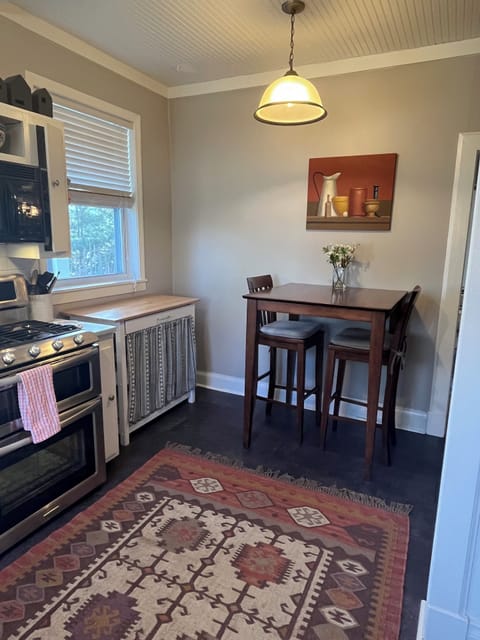 Eat-in bistro table in kitchen