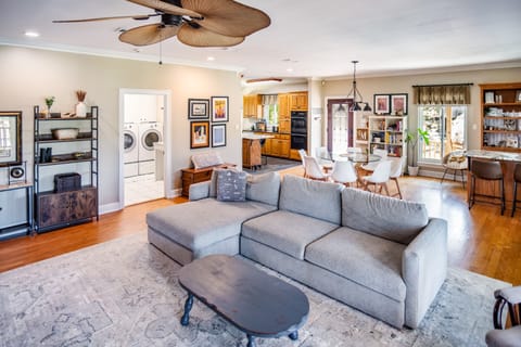 Home Decor, Furniture, Indoors, Living Room, Table