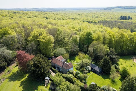 Escape to this secluded 4-bedroom cottage near Goodwood, nestled amidst the serene Eartham Woods