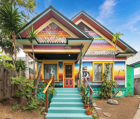 Front House, Welcome to Mundo Art House – a colorful historic retreat bursting with artistic flair.