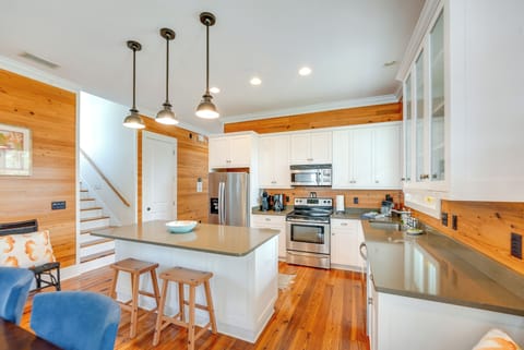 Kitchen | 1st Floor | Breakfast Bar | Cooking Basics