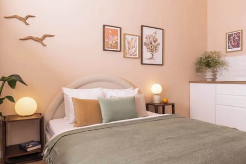 Second bedroom with a queen size bed