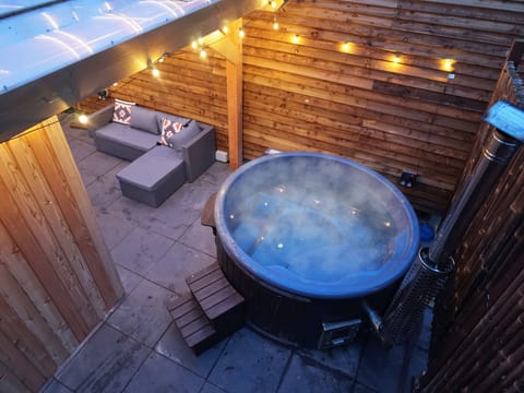 Hot Tub / whirlpool bath (Outdoor)