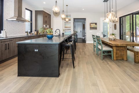This aesthetically pleasing kitchen has it all—clean and comfortable, with all the essential appliances and necessities you need. Enjoy the great countertops and a stylish dining table that completes the space.