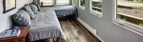 Sun room 2 twin beds 