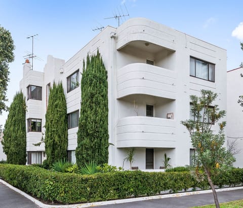 A1 ART DECO. A spacious first floor apartment on the sunny north facing right hand corner with a balcony and stunning city and beach views.