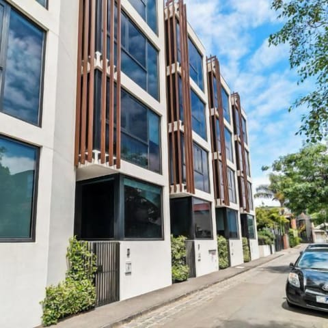 FRONT ENTRANCE: Enter this large, spacious home with recycled brick and timber via Fitzpatrick St.