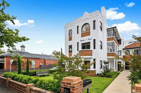 NIMMO COURT: Nimmo Court is a heritage listed Art Deco gem located in Nimmo Street, Middle Park. Middle Park is regarded as a premier inner Melbourne bay side suburb. The apartment is the is on the front ground floor with the private balcony. 