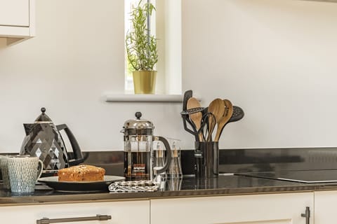 St Mary's Barn, Stalbridge: Granite worktops add style to the kitchen