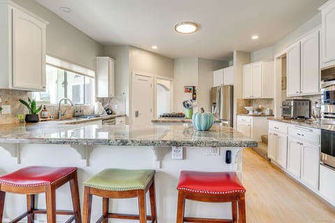 Breakfast Bar w/ Seating | 1st Floor