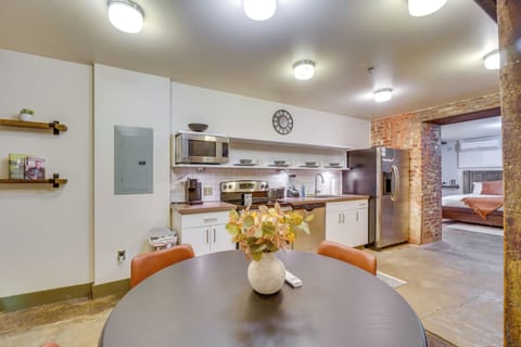 Knoxville Vacation Rental | Studio | 1BA | 3 Steps Required | 714 Sq Ft