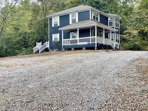 Blue Tranquility your cozy country home with a country feel close to amenities