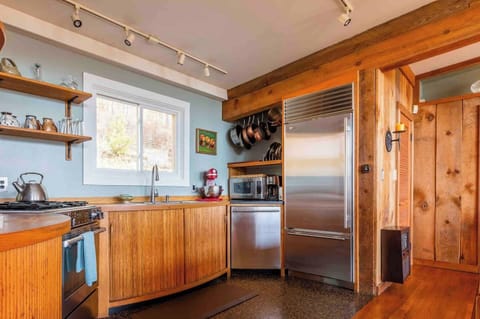 A truly exceptional stay, the kitchen offers a Sub Zero refrigerator, Jenn Air high BTU dual fuel range, Bosch dishwasher, handmade cabinetry, tableware by area potters, Kitchen Aid stand mixer, blender, food processor, and high end cookware & bakeware. Our chef’s kitchen has it all!