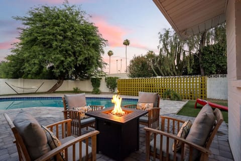 Gather around the firepit under the desert sky—perfect for relaxing evenings after a day in Scottsdale.