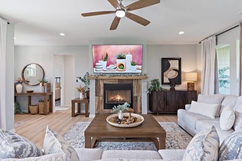 Chic and cozy luxury living within minutes to the best Rockwall has to offer!